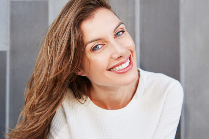 Close,Up,Portrait,Of,Beautiful,Face,Of,Young,Smiling,Woman retrato de la cara hermosa de la mujer sonriente joven