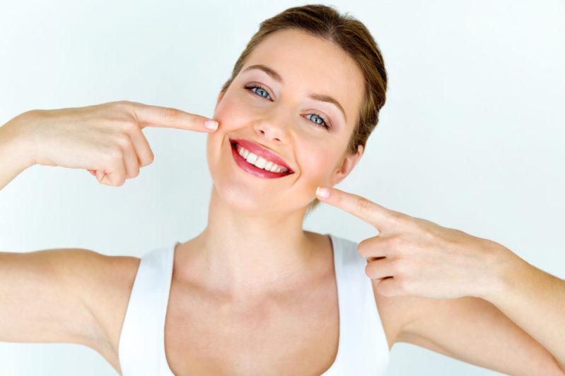 Portrait,Of,Beautiful,Young,Woman,With,Perfect,Smile.,Isolated,On hermosa joven con una sonrisa perfecta en fondo blanco
